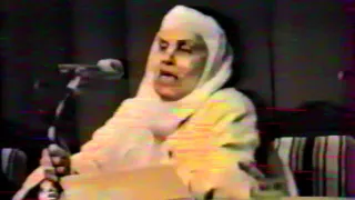 زينب الغزالي رحمها الله تقدم محاضرة للعلامة الشيخ القرضاوي بالجزائر 