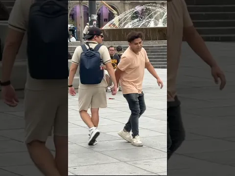 Empujando gente en la calle! (Broma pesada)