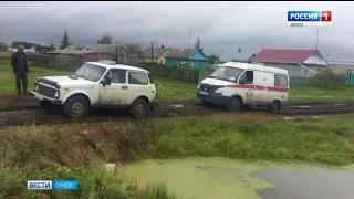 В одном из райцентров Омской области карета скорой помощи увязла в непролазной грязи