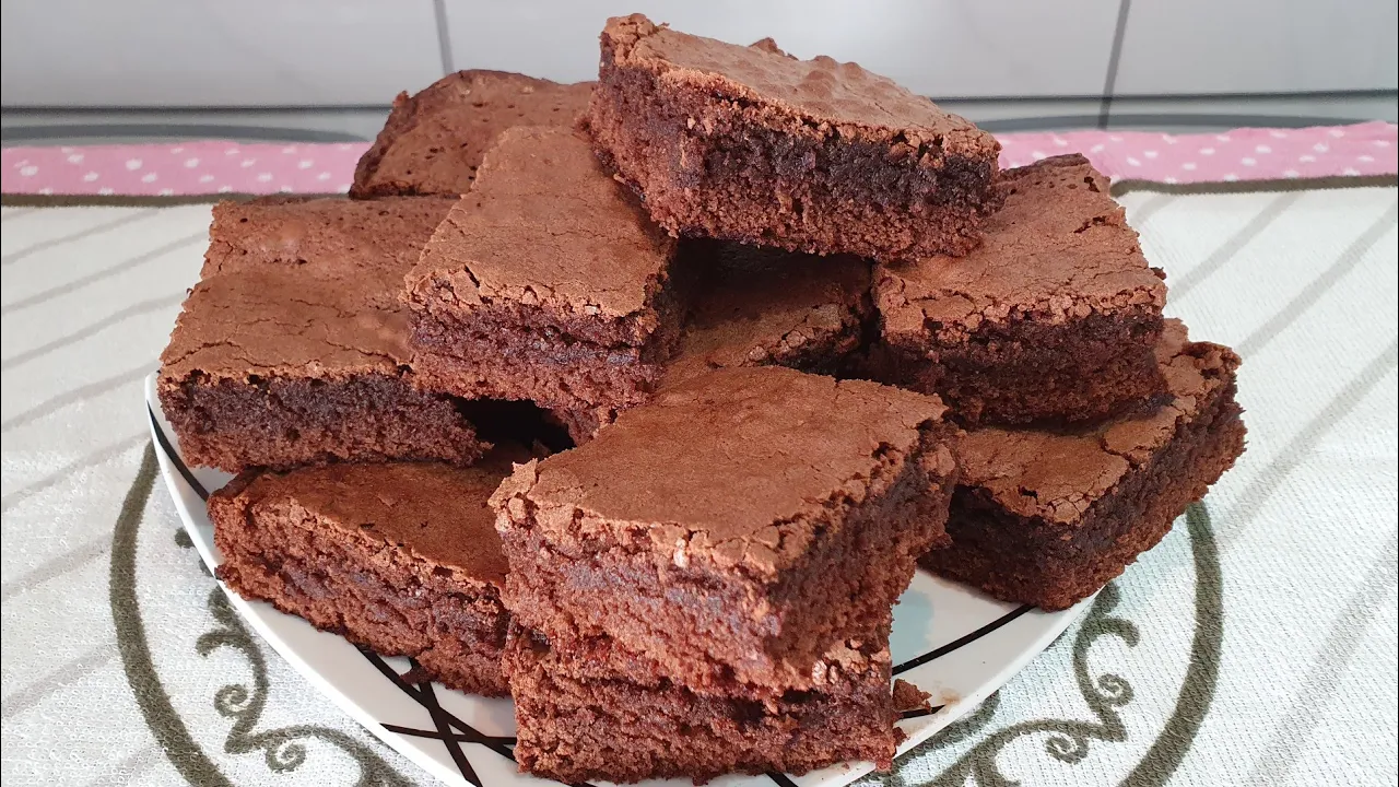 RECEITA DE BROWNIE COM ACHOCOLATADO/ MUITO FÁCIL...