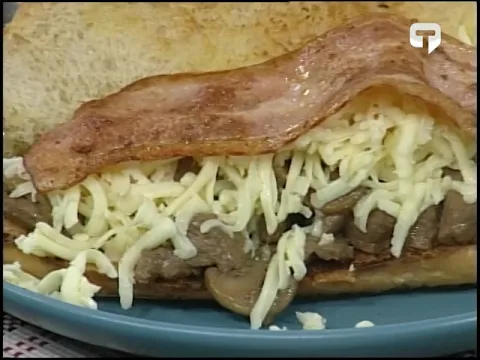 Estamos preparando un sandwich de lomo con champiñones