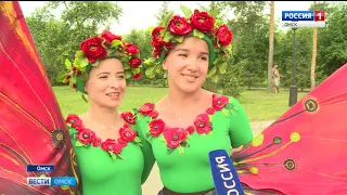 На площади перед Концертным Залом прошла церемония бракосочетания трех пар молодоженов