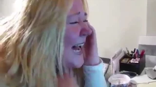 بنت تضحك وصوتها نفس ديك 