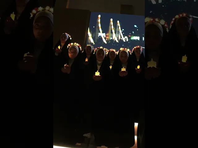 ⁣دخول الطالبات المشاركات بحفل التكليف الشرعي لمجموعة مدارس العميد