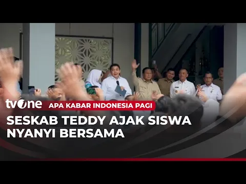 Seskab Teddy Pimpin Siswa Nyanyikan Lagu Nasional