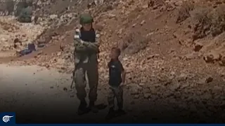 کودک فلسطینی در حال رویارویی با سرباز اسرائیلی دندنها