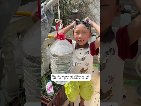 Chị gái chế tạo vòi hoa sen gội đầu cho em trai #shorts