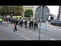 Orkest Koninklijke Luchtmacht marcheert naar Paleis Noordeinde voor ceremonie Geloofsbrieven