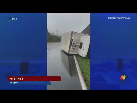 Serra de Corupá: caminhão tombado causa congestionamento por vazamento