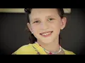 Robertinha decided to be a child entrepreneur by selling bracelets.
