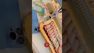 لە ماڵێکی لە هەولێر پارە لەسەر سنی ئامادە دەکەن بۆ ئەوەی بی بەخشن وەک جێژنانەیەک 