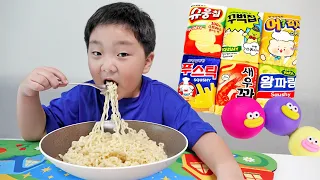 Yejun's Squishy Noodles with Cooking Toy Play for Kids
