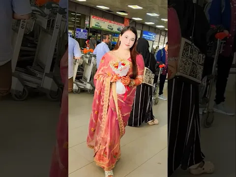 ইতালি প্রবাসী স্বামী ৪ বছর পর দেশে আসতেছে তাই এয়ারপোর্ট অপেক্ষা করতেছি