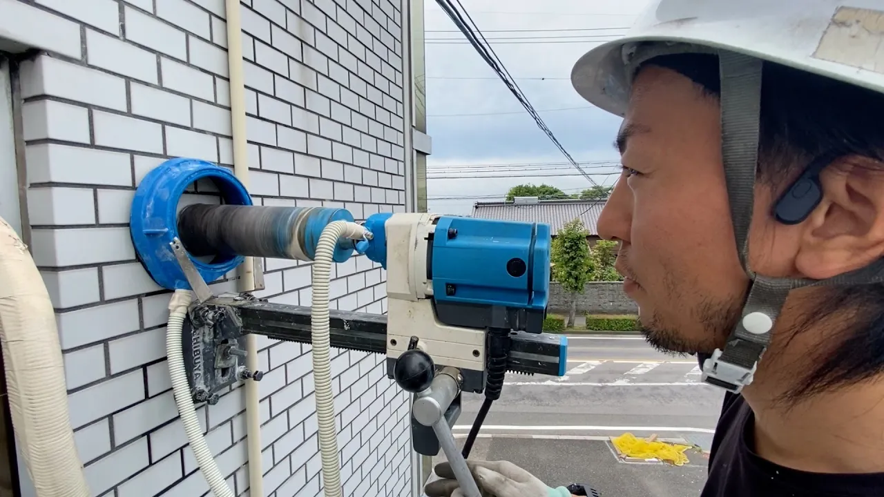 鉄筋コンクリート湿式穴あけの様子RCエアコン