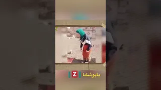 العجوز القادحه ترفع علم الإتحاد السوفيتي أمام جنود اوكران 