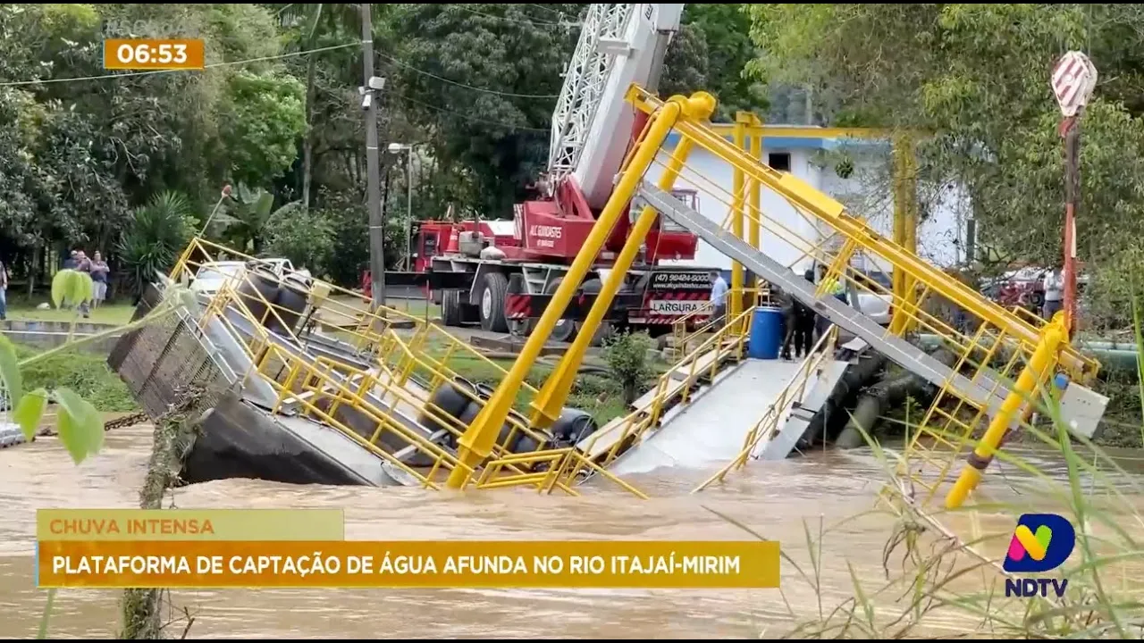 Chuva intensa: plataforma de captação de água afunda no Rio Itajaí-Mirim