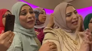 الليلة ليلة هنا و سرور الفرقة وقفت غنا والمعازيم هى اللي بتغني      فرقة محفوظ للزفة الدمياطي      دندنها