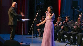 تحت التفاحة على مسرح الأوبرا ميس حرب تغني فهد بلان 