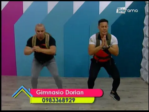 Rutina de ejercicios utilizando una mochila