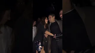 اسر ياسين يقبل أمينه خليل امام زوجته Shorts 