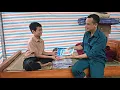 Download Lagu Minh was zo blij toen de politie hem boeken en kleren gaf om weer naar school te gaan.