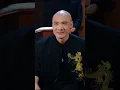 Gánsteres acosan a viuda en funeral—experto KungFu contraataca,los hace arrodillarse y se casa con