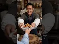【全集】最近挖到的這部爽劇真的太狠了！房東見我生意火爆，竟瘋狂漲租想搶店！我二話不說帶走祖傳老湯，搬進偏僻小巷，最後我生意爆單，他的旺鋪卻徹底倒閉！