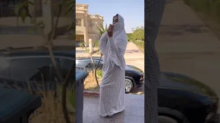 رجل تنكر حتى نخرج من منزلنا 