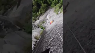 Homem Cai Durante Escalada What A Fright Shorts Adventure Viajar  Homem Cai Durante Escalada What A Fright Shorts Adventure Viajar