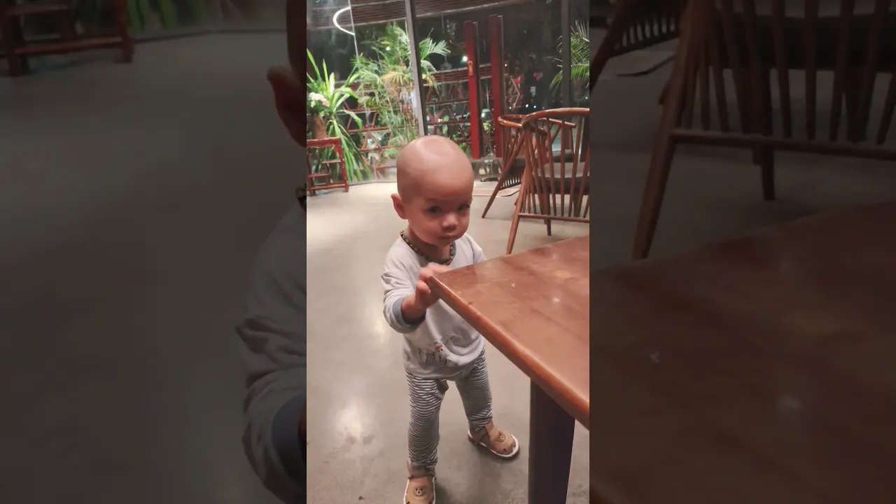 Em bé Bond lên Hà nội