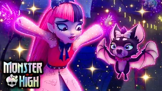 Draculaura Has a Babysitter Bat?! 🦇 | Monster High