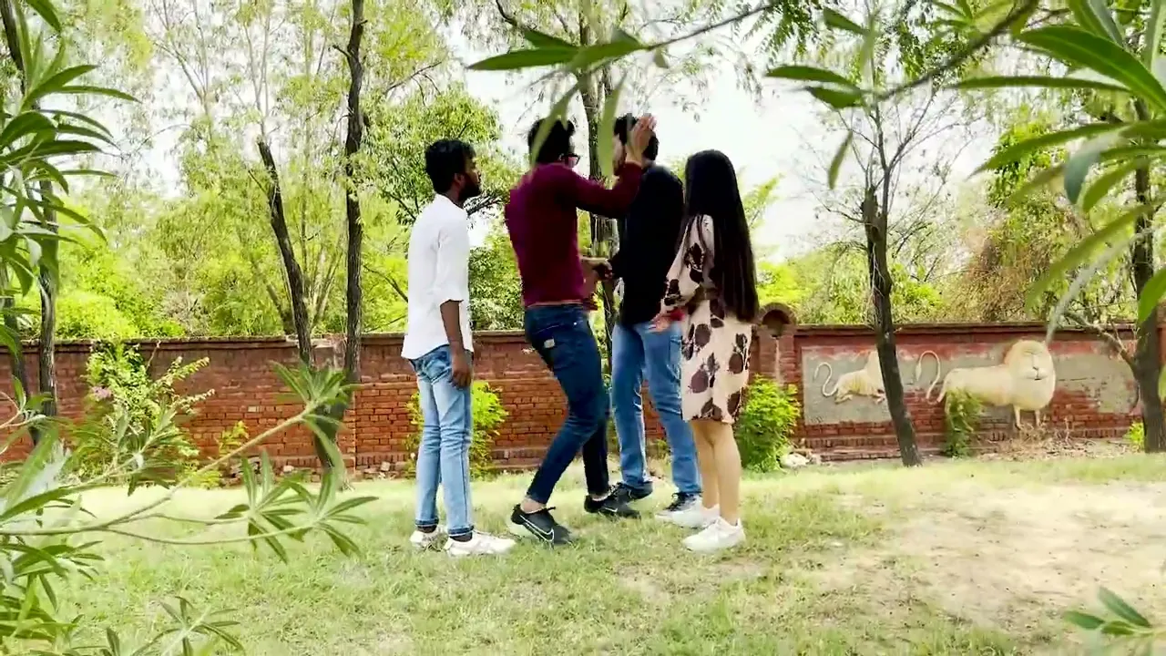 maa ne pakda beti ko
