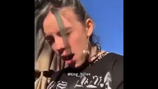 بيلي ايليش وعطستها الغريبة 