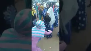 kalli rawar gargajiya mata da maza suna hadewa