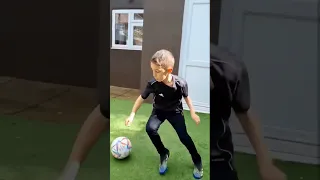 طفل صغير يقدم افضل المهارات في العالم دندنها