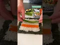 Download Lagu Kijk hoe we deze sushi roll inrollen als een 'Sushi Burrito'! 😱 #shorts
