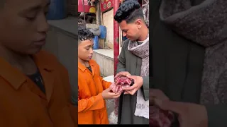 ابوجراح يعطي عامل نظافه لحمة لما شافو بيلم العظام 