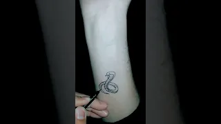 رسم وشم أفعى على اليد Shorts 