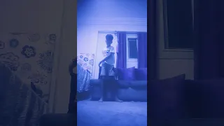 وانا ماشي في ايدي ازازه 