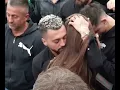 Download Lagu Gjesti me lotë në sy i jep lamtumirën vëllait
