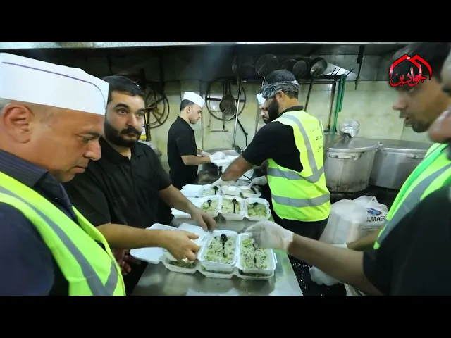 ⁣خدم الجوادين من جميع أقسام العتبة الكاظمية المقدسة يشاركون قي عملية إعداد وتوزيع وجبات الطعام