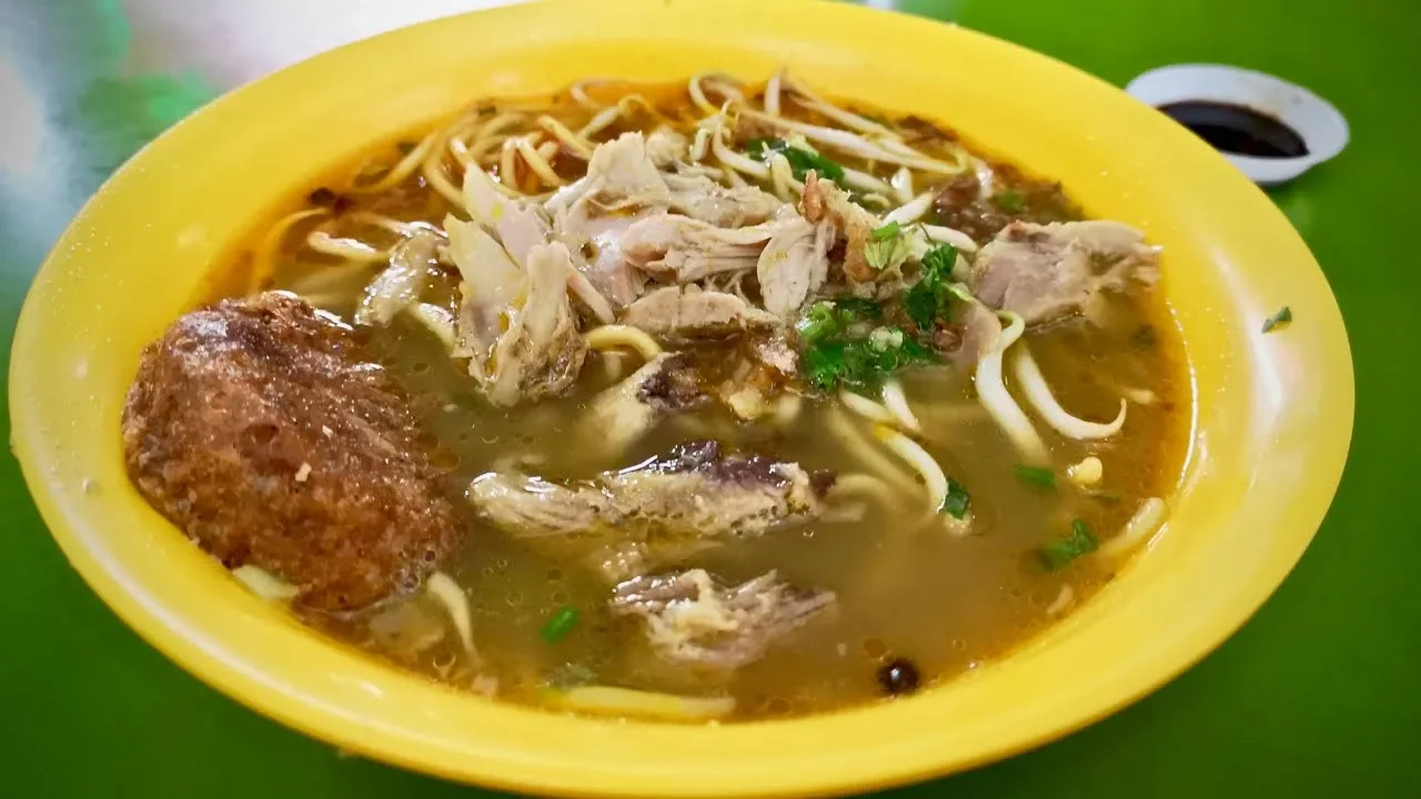 Is this the BEST MEE SOTO (chicken noodle soup) in Singapore? (Singapore street food)