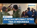 Download Lagu Kedatangan Jenazah Diplomat Zetro Leonardo Purba, Menlu Sugiono Peluk Keluarga yang Bersedih