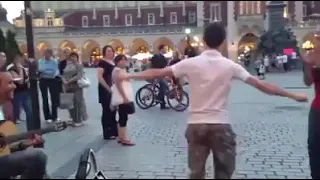 جزائري يمتع المارة في بولندا بأغنية يا الرايح وين مسافر The Song Of Ya Rayih Win Musafir 