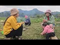 Lagu Thu was very happy that Tuyet came to visit, and she told Tuyet about Hoi's mother.