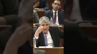 مواطن مغربي ياكل كاغيط مطحون مع خبز 