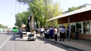 Многострадальный остановочный комплекс принудительно снесли в Алматы
