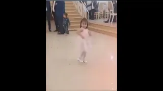 رقص طفلة كيوت على موسيقى على حسب وداد لعبد الحليم حافظ دندنها