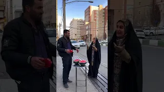 کی گفته قمی ها شاد نیستن موقع هندونه خوردن که همیشه لبخند رو لب هاشونه 