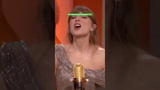 الطريقة التي تبتسم بها تايلور سويفت أثناء غناء مصير أوفليا   سحر خالص  دندنها